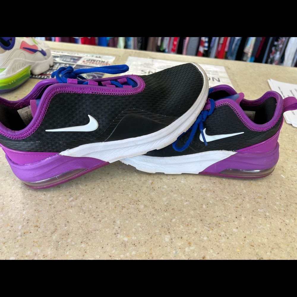 Womens Nike Air Max Motion 2 shoes size 7 CD5440 black / purple